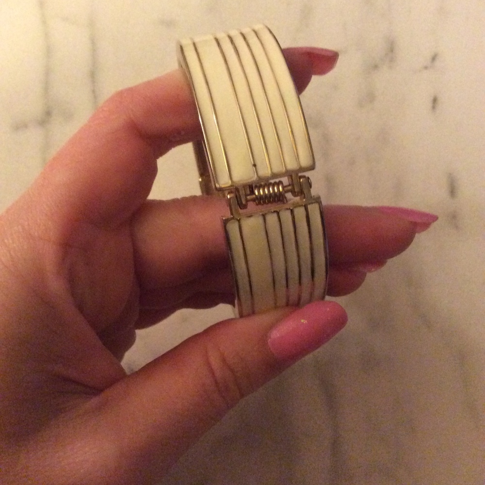 Cream and Gold matching bracelet and earrings - Picture 3 of 7